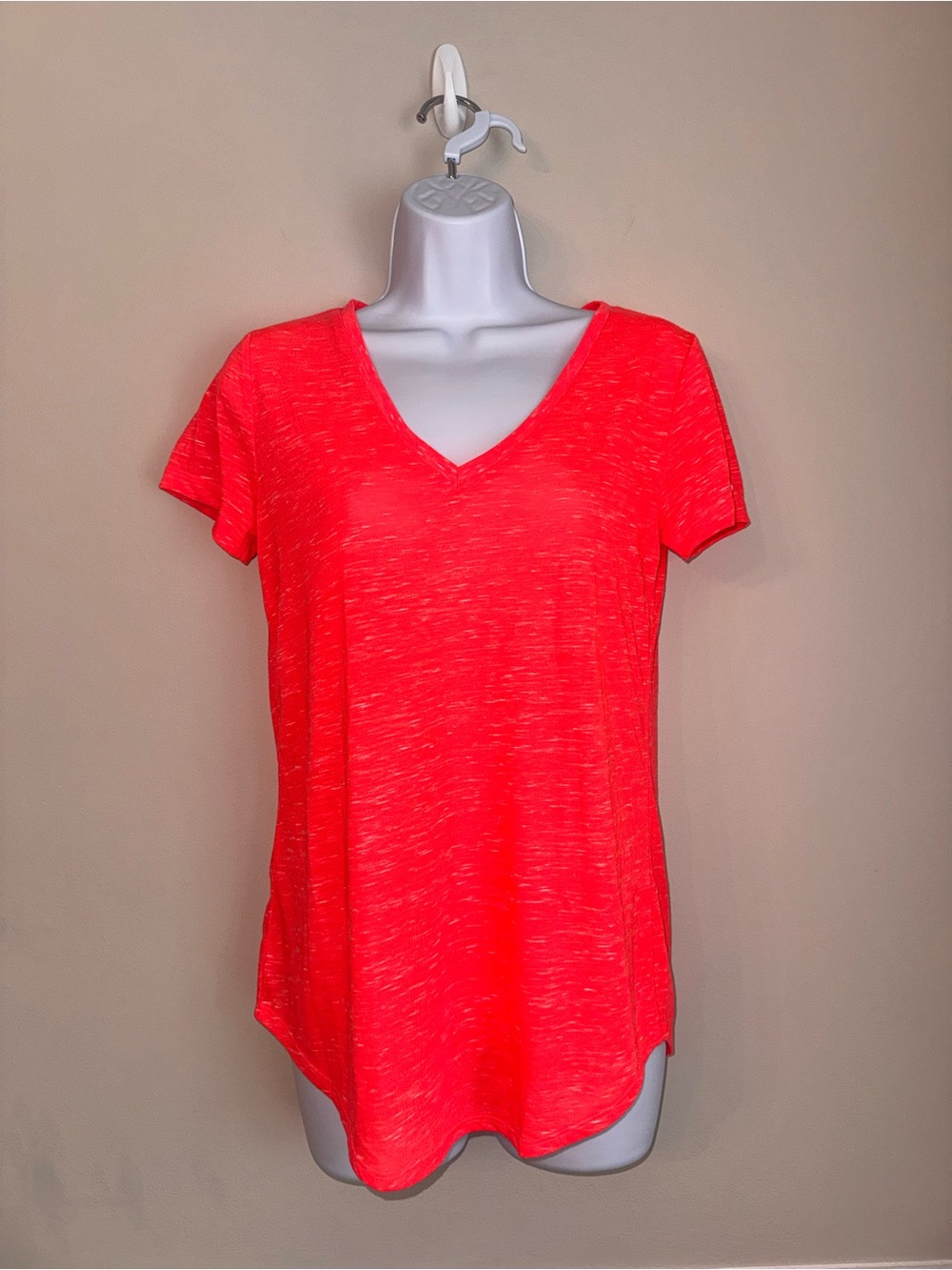 ALO Yoga Coral Space Dye V Neck Tee Curved Hem Size S